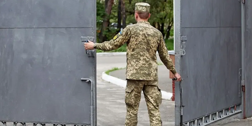У бывшего военкома нашли парк дорогих машин: авто подлежат конфискации