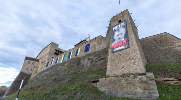 В Естонії 9 травня на кордоні з РФ вивісили плакат з "Путлером"