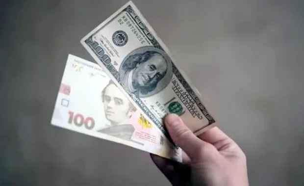 Эксперты объяснили, покупать или продавать сейчас доллары
