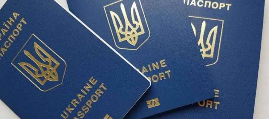 Українські чоловіки за кордоном зможуть оформлювати паспорти за спрощеною процедурою