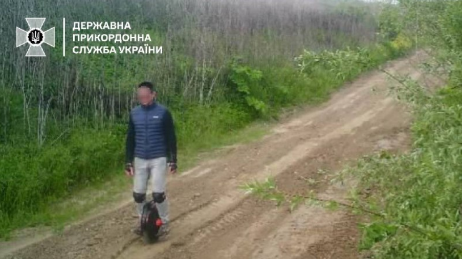 Військовозобов'язаний збирався перетнути кордон України на моноколесі