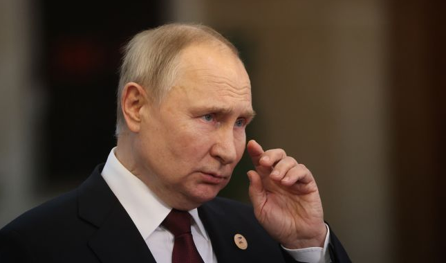 Путин может "править пожизненно": в РФ готовят население к изменению конституции