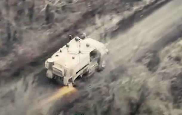 Боец ГУР на трех колесах вывез подбитый броневик с поля боя