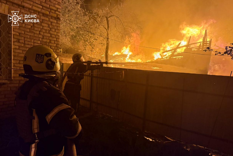Цілі вулиці перетворилися на попіл: Росія зробила масштабну атаку на Україну
