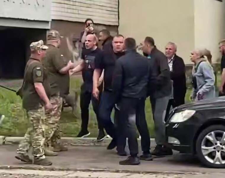 У Черкасах місцеві жителі прогнали співробітників ТЦК зі свого району: подробиці інциденту