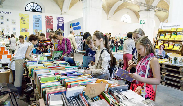 Озброєний Книжковий Арсенал: правоохоронці розповіли, яку зброю не дали пронести