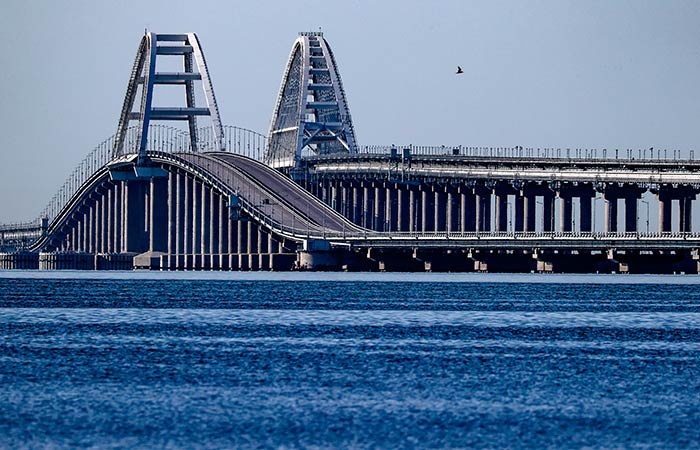 У РФ заявили про атаку дронів біля Кримського мосту