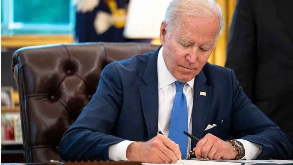 Байден высмеял расследование Трампа относительно использования своей подписи