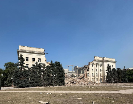 Росія двічі вдарила КАБом по Херсонській ОДА, будівлю знищено