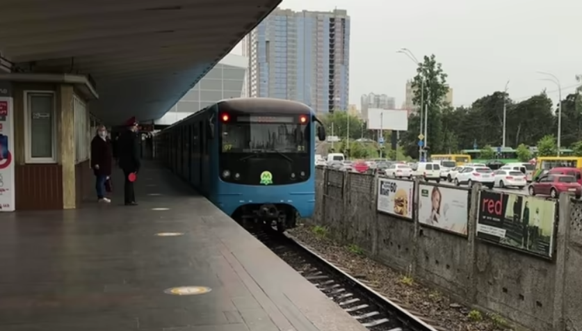 Внаслідок масованого удару по Києву постраждала "червона" гілка метрополітену: таксі відразу підняли ціни