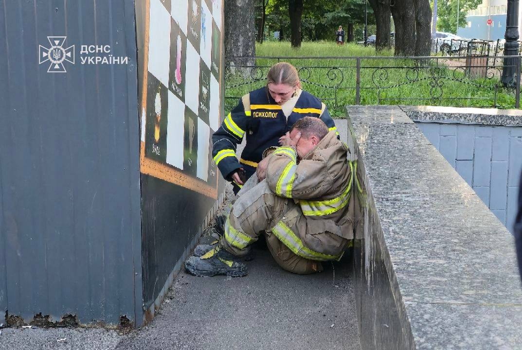 У Києві під час ліквідації наслідків обстрілу загинули троє рятувальників, – ДСНС