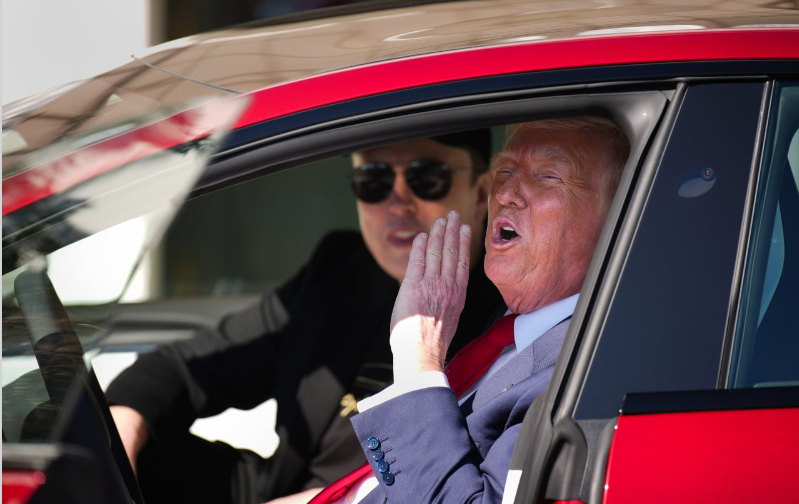 Трамп хочет избавиться от своего авто Tesla на фоне ссоры с Маском — СМИ