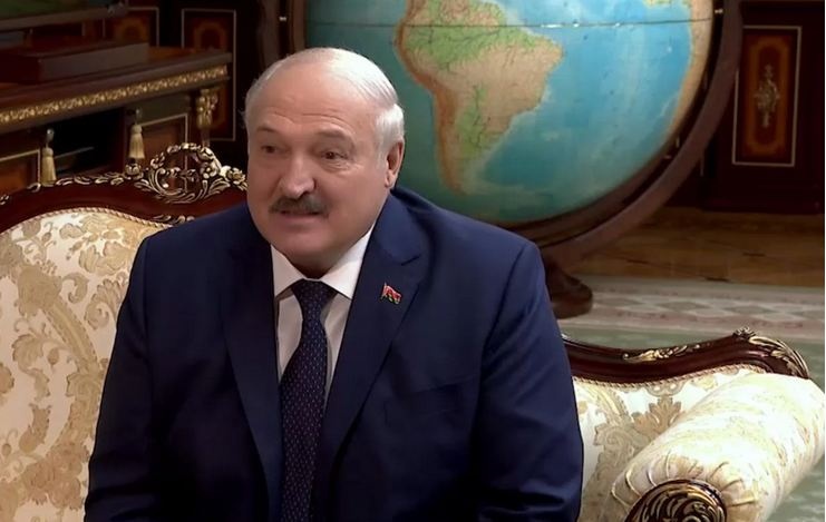 Лукашенко хочет поставить в Минске "большой памятник большому другу"