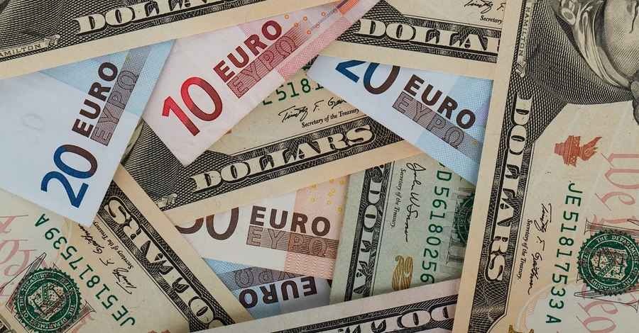В Україні знизилася купівля готівкових доларів та євро