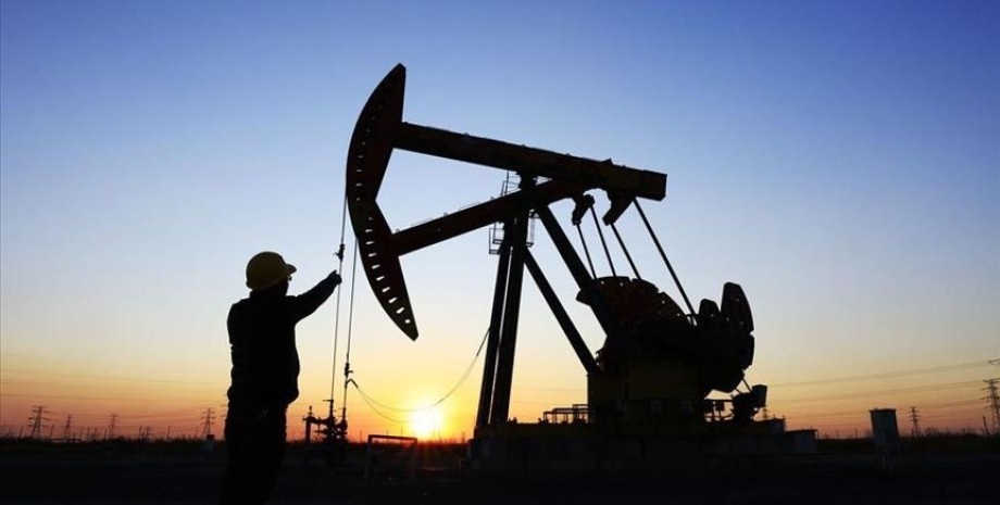 Удар Ізраїлю по Ірану: як стрибок цін на нафту вплине на вартість палива в Україні