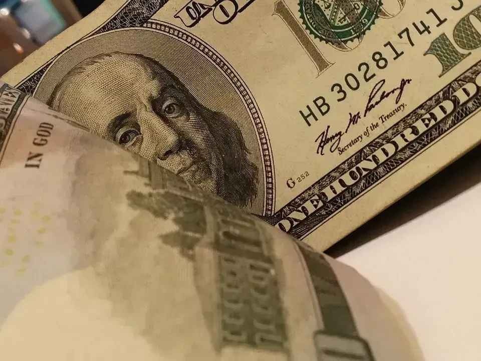 Доллар в обменниках продолжает расти: сколько стоит валюта