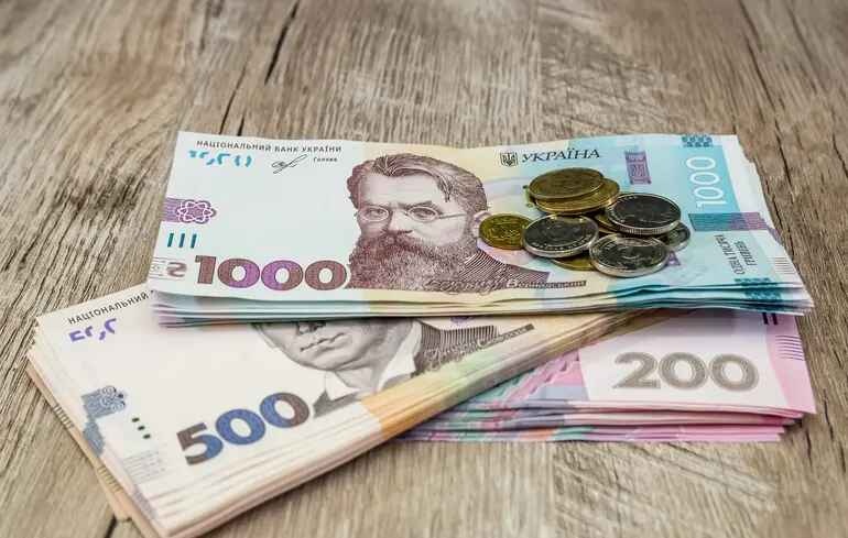 Зарплаты чиновников: в каких ведомствах платят 100 тысяч гривен