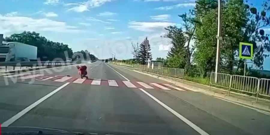 На автодороге Киев - Чоп патрульный автомобиль на скорости сбил несовершеннолетнего на переходе и не остановился
