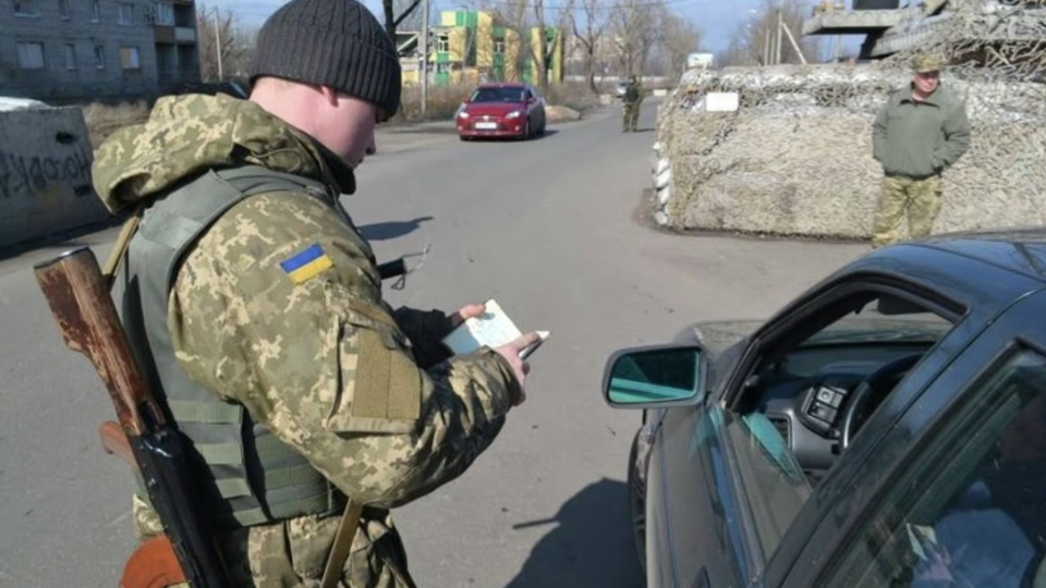Демократия или авторитаризм: у украинцев спросили, куда движется страна