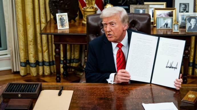 Шаг к диктатуре: американским судам запретили блокировать указы Трампа