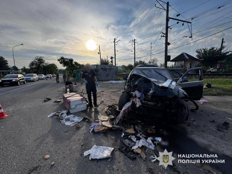 На Закарпатті п'яний водій BMW на великій швидкості врізалась у блокпост, загинув прикордонник