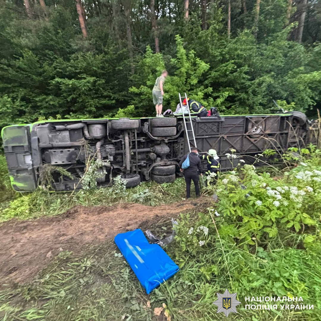 Масштабна ДТП на Львівщині: зіткнулися рейсовий автобус та легковик