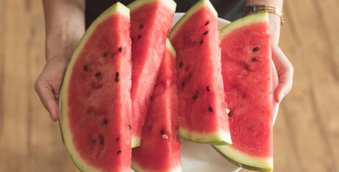 Названы три верных признака, указывающие на сладкий и вкусный арбуз