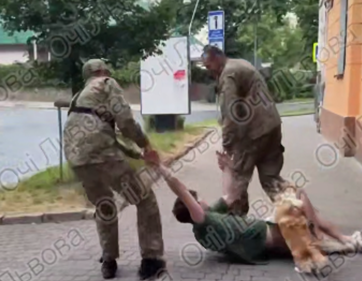 Волокли по землі як мішок з картоплею: у Львові стався черговий інцидент з ТЦК