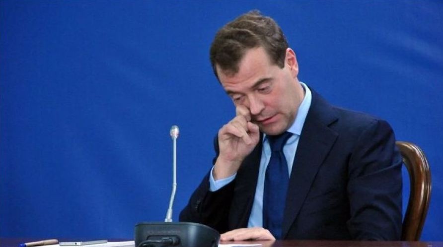 Медведев предлагает превентивно ударить по Западу