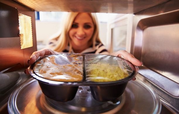 Что нельзя разогревать в микроволновой печи: 8 очень опасных продуктов