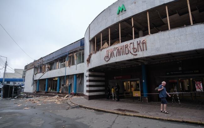 Внаслідок обстрілу в Києві було пошкоджено вхід на станцію метро