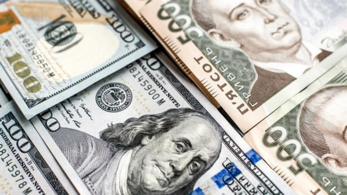 Купувати чи продавати зараз долари: нові рекомендації українцям