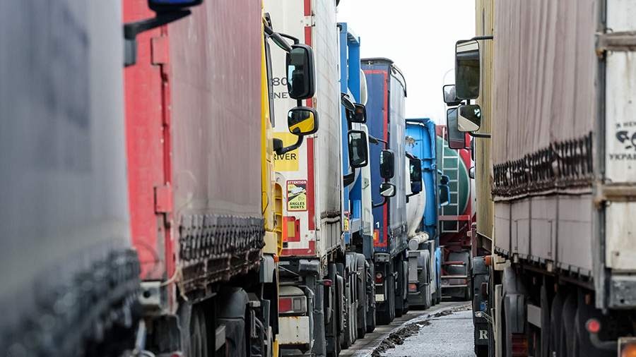 На межі транспортного колапсу: Україні не вистачає до 40 тисяч водіїв вантажівок