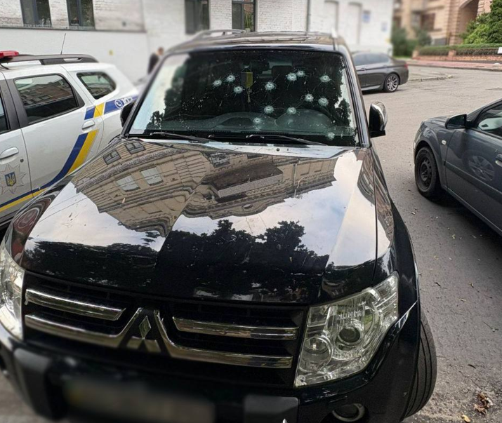 У Києві чоловік обстріляв авто на ходу з пістолета, його затримали