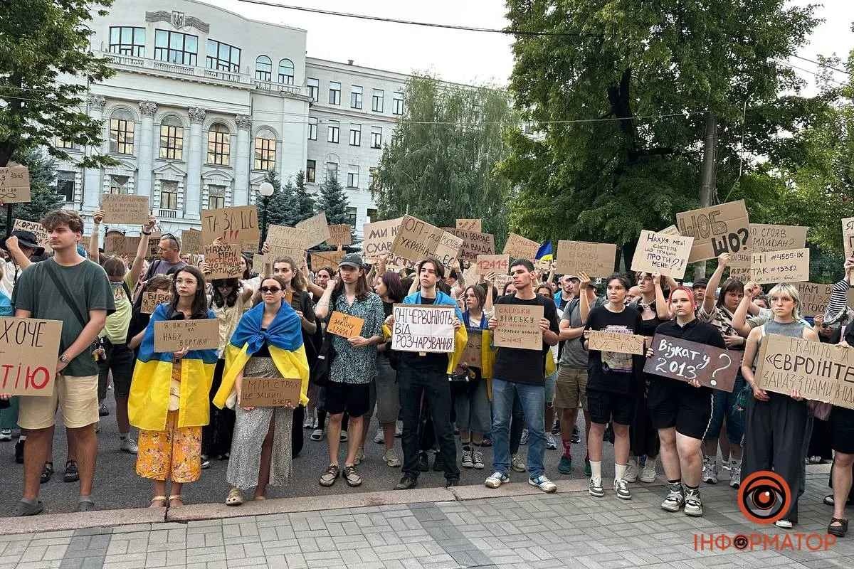Протесты не стихают: что Зеленский предлагает НАБУ и САП в новом законопроекте