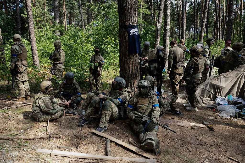 Выплаты военным: Зеленский будет просить помощи у ЕС, - Bloomberg