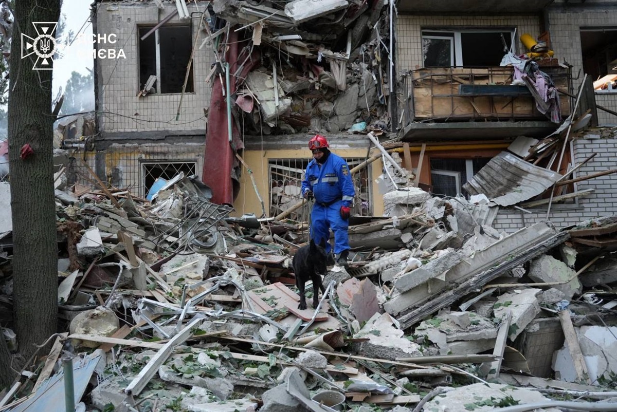 Удар по Києву призвів до обвалення під'їзду житлового будинку