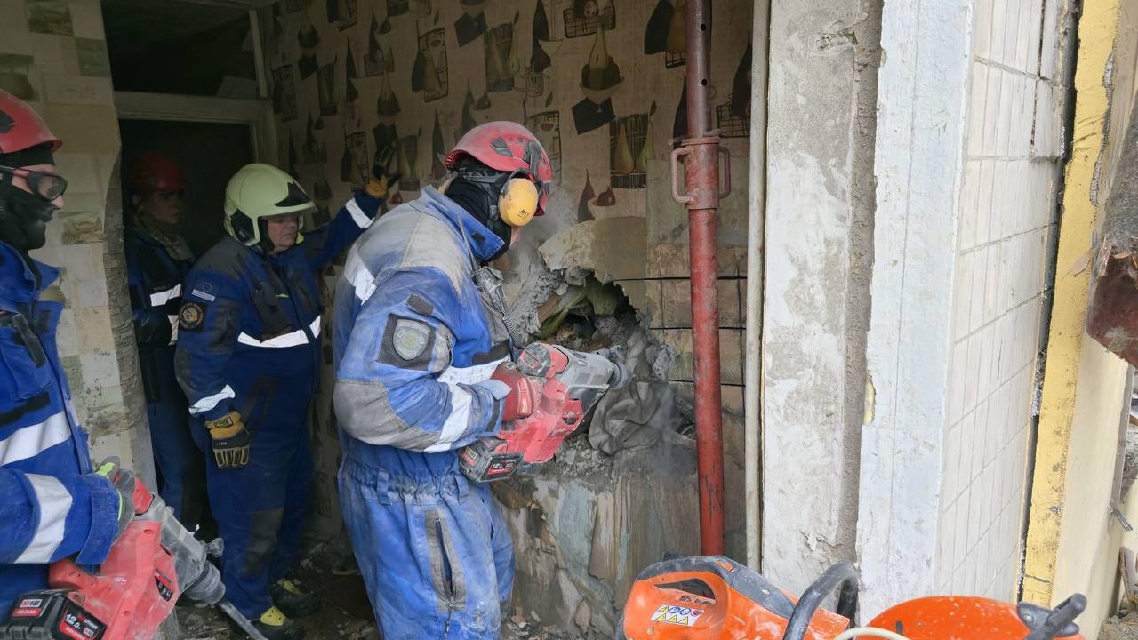 Рятувальники дістали живим чоловіка з-під завалів зруйнованого будинку у Києві