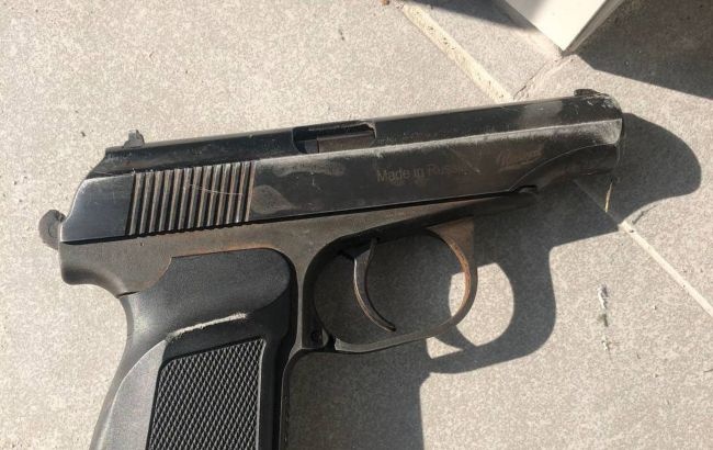 В Киеве нетрезвый мужчина угрожал охраннику ЖК пистолетом
