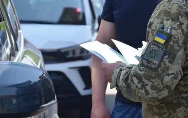 У Рівному цивільні автомобілі заблокували транспорт ТЦК: що було далі