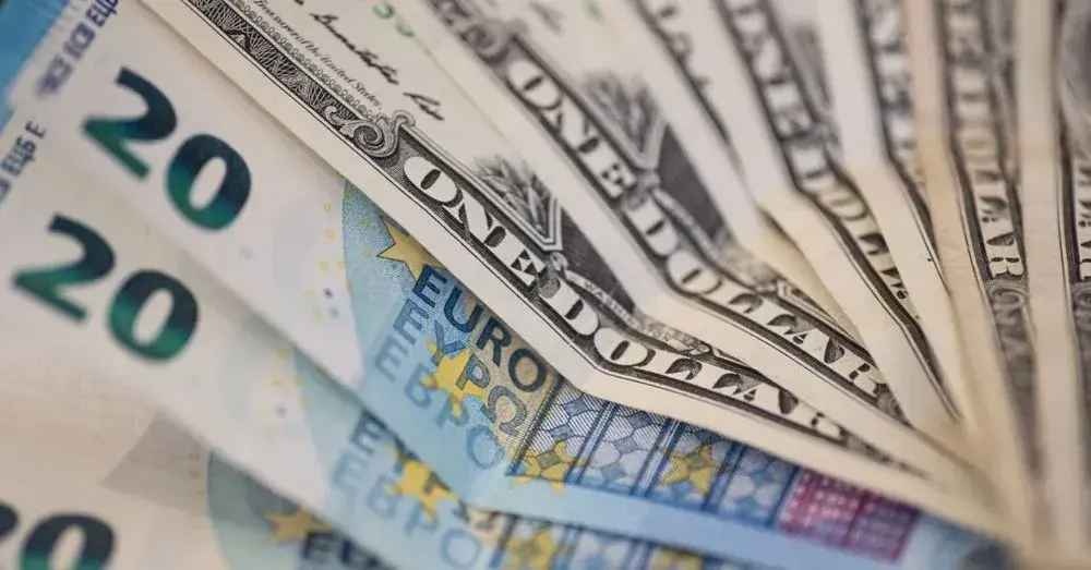 Курс валют в обмінниках: долар та євро подешевшали