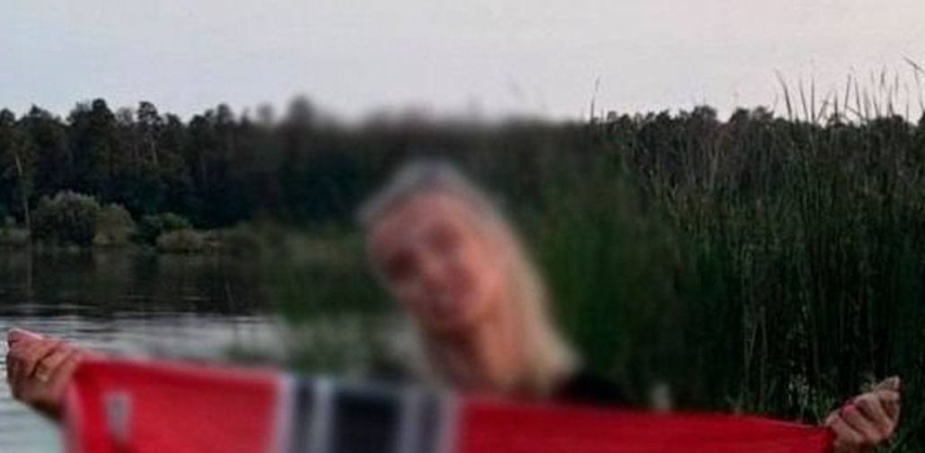 В Киеве работница суда позировала с нацистским флагом: что грозит девушке
