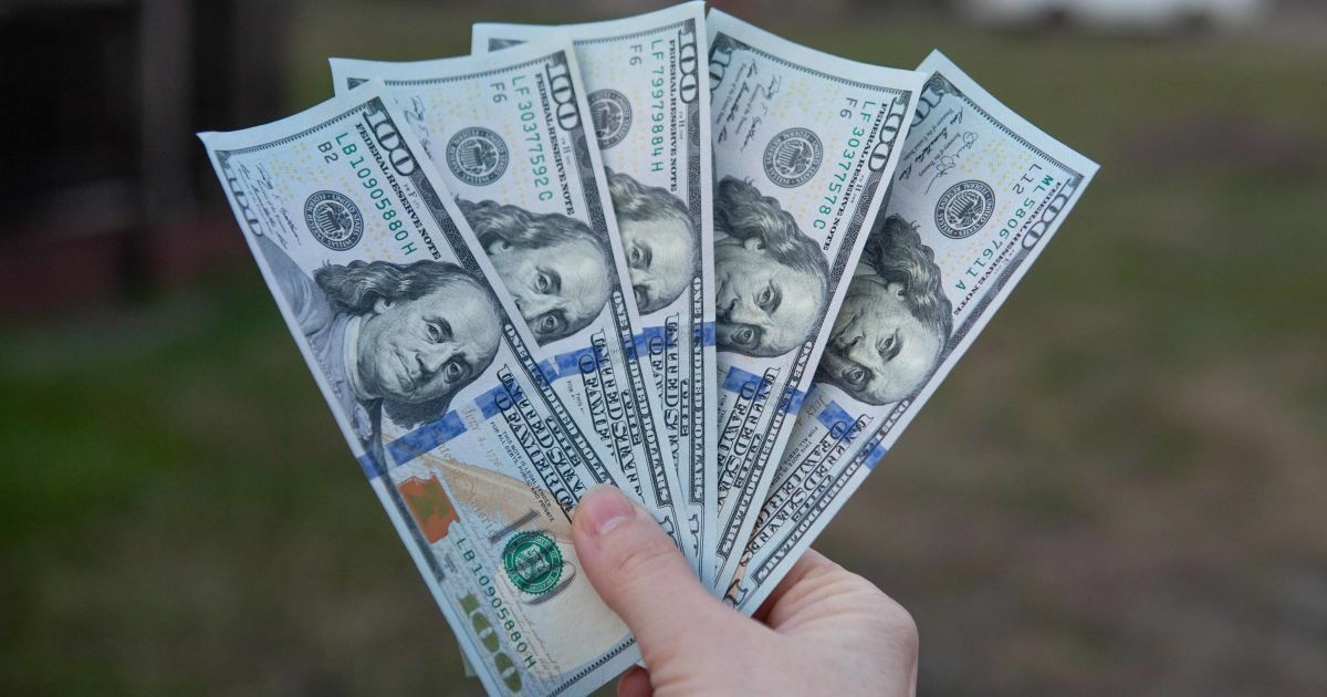 Чи варто купувати зараз долари: поради експертів
