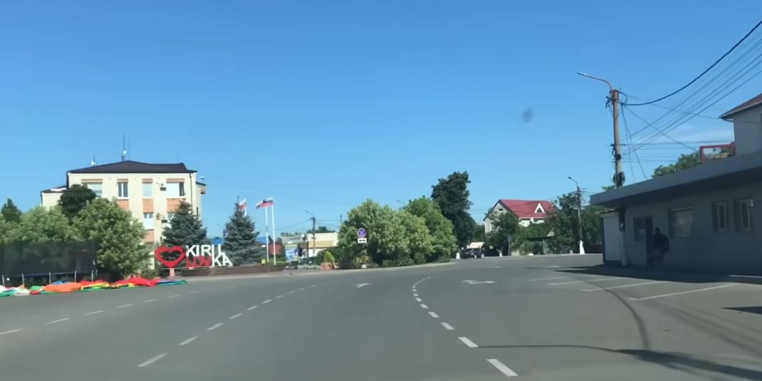 Пустые пляжи и улицы: как сейчас выглядит популярный курорт в Запорожской области
