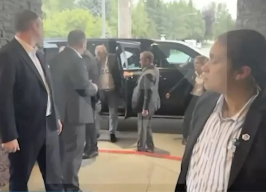 Лавров прибув до США у дивному светрі з написом "СРСР"