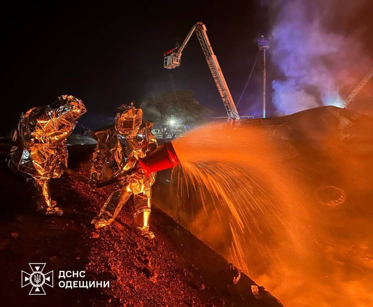 Після обстрілу Одеської області виникла велика пожежа, залучався пожежний потяг