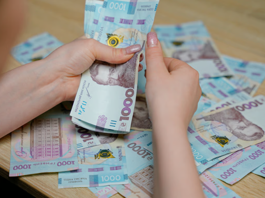 Зарплати чиновників підвищуються: де платять найбільше