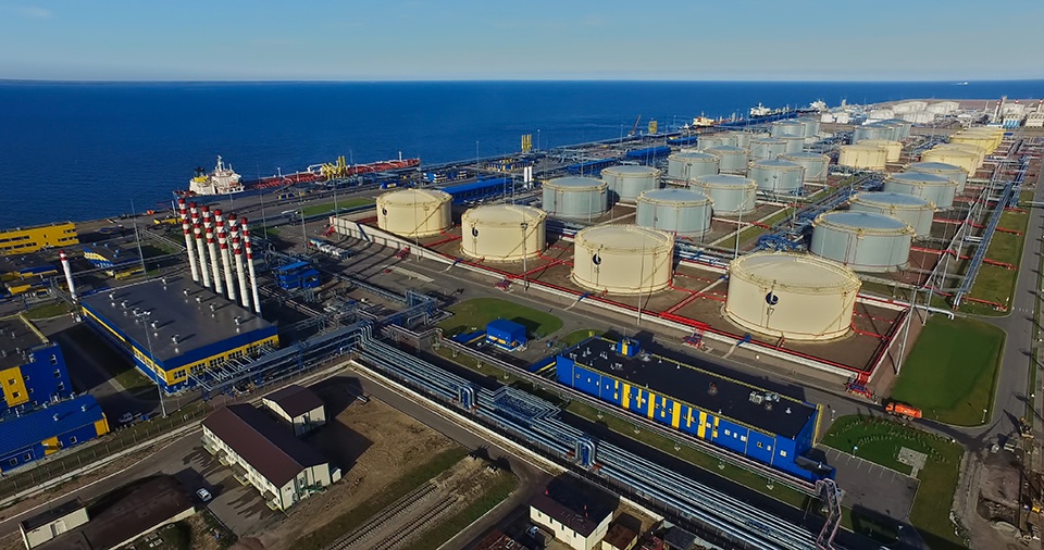 Российский терминал в Усть-Луге лишили половины мощностей по экспорту нефти, - Reuters