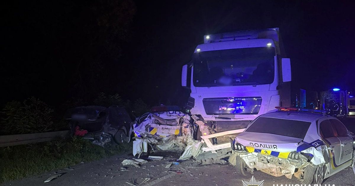 ДТП у Хмельницькій області: водій влетів у поліцейських