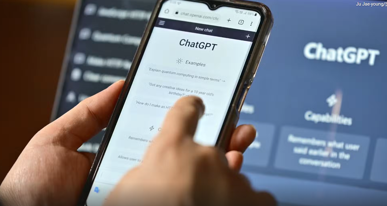 ChatGPT аналізує особисті бесіди користувачів і може надіслати листування до поліції